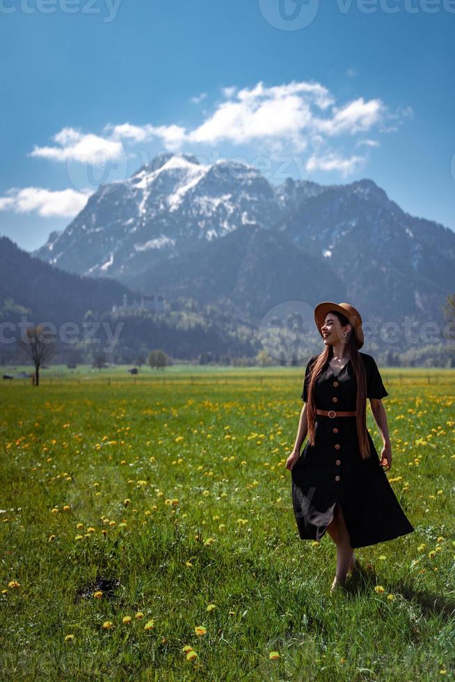 linda garota de vestido e chapéu no Prado nas montanhas. foto