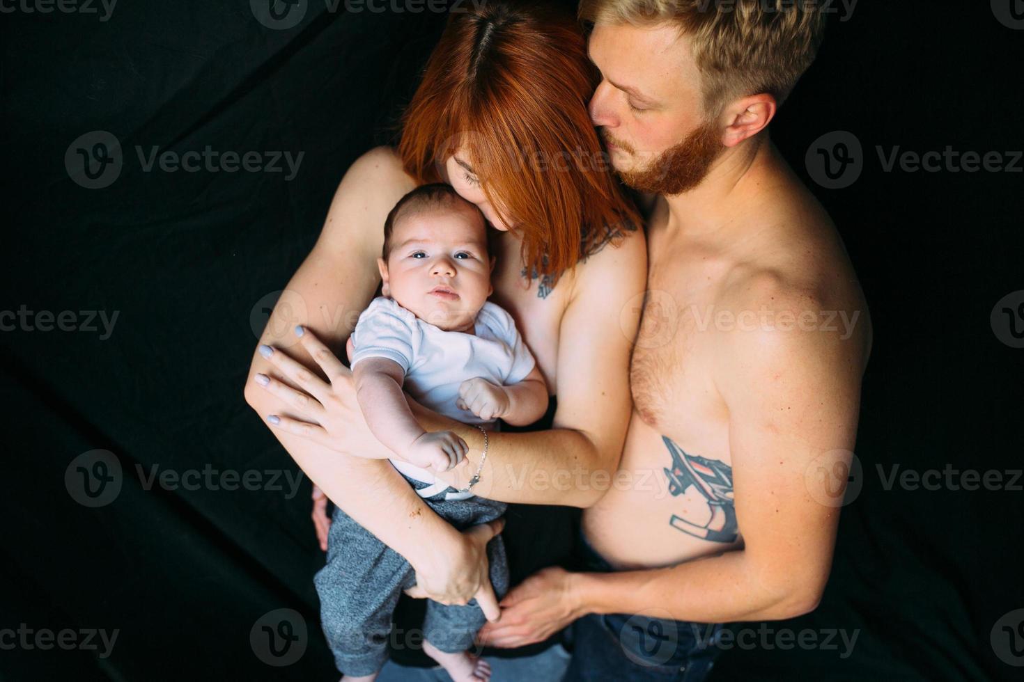 família feliz em um fundo preto foto