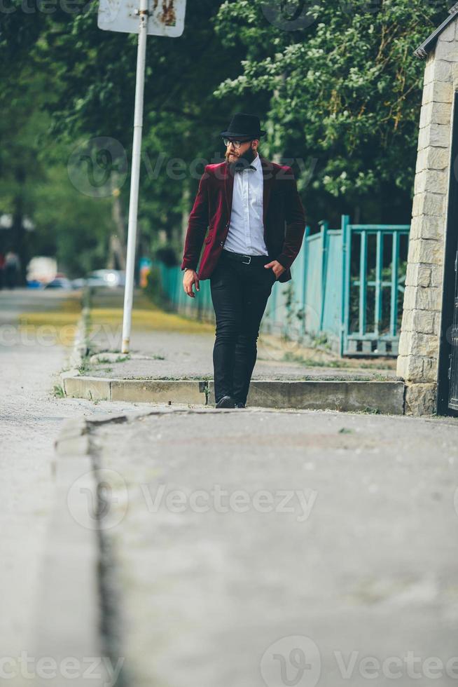 homem rico com barba, pensando em negócios foto