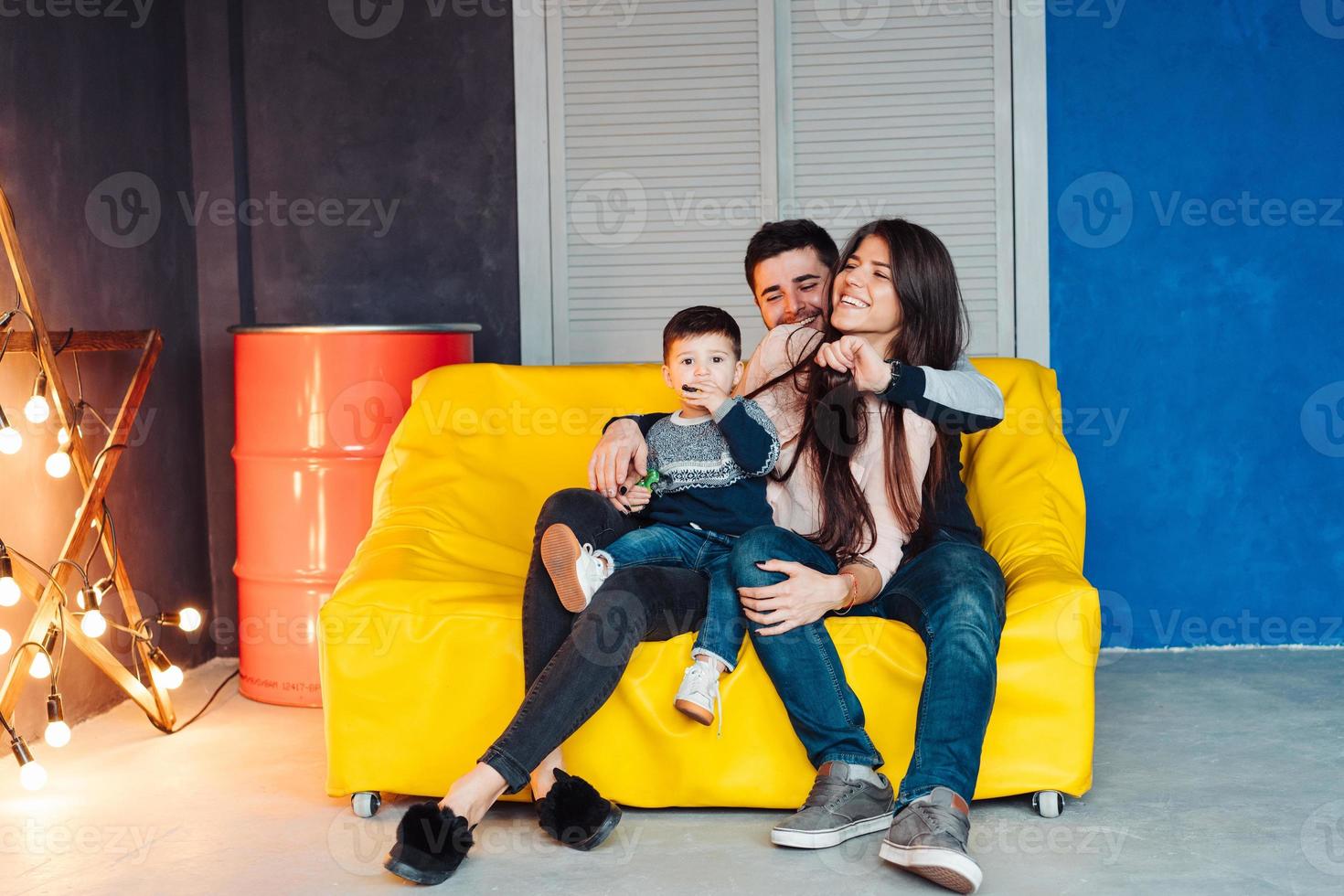 jovem família se divertindo foto