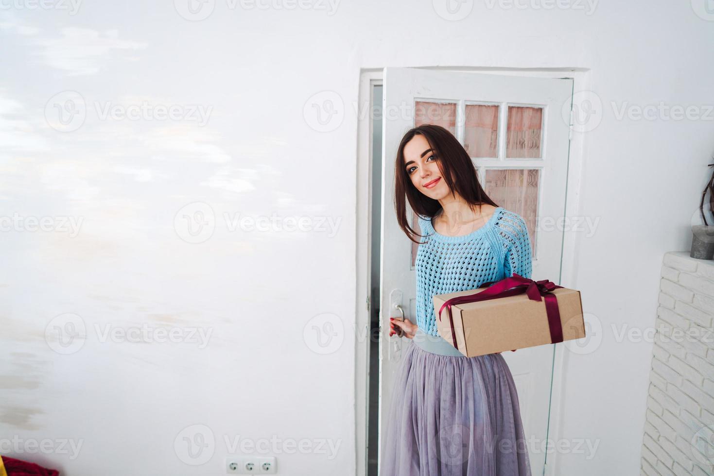 mulher segurando a caixa de presente de natal em suas mãos foto