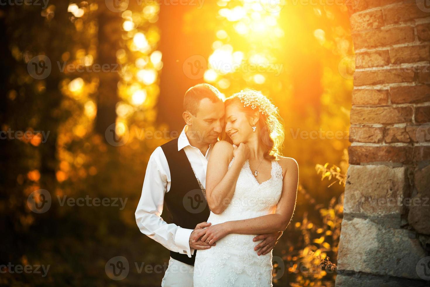 lindo casal posando foto