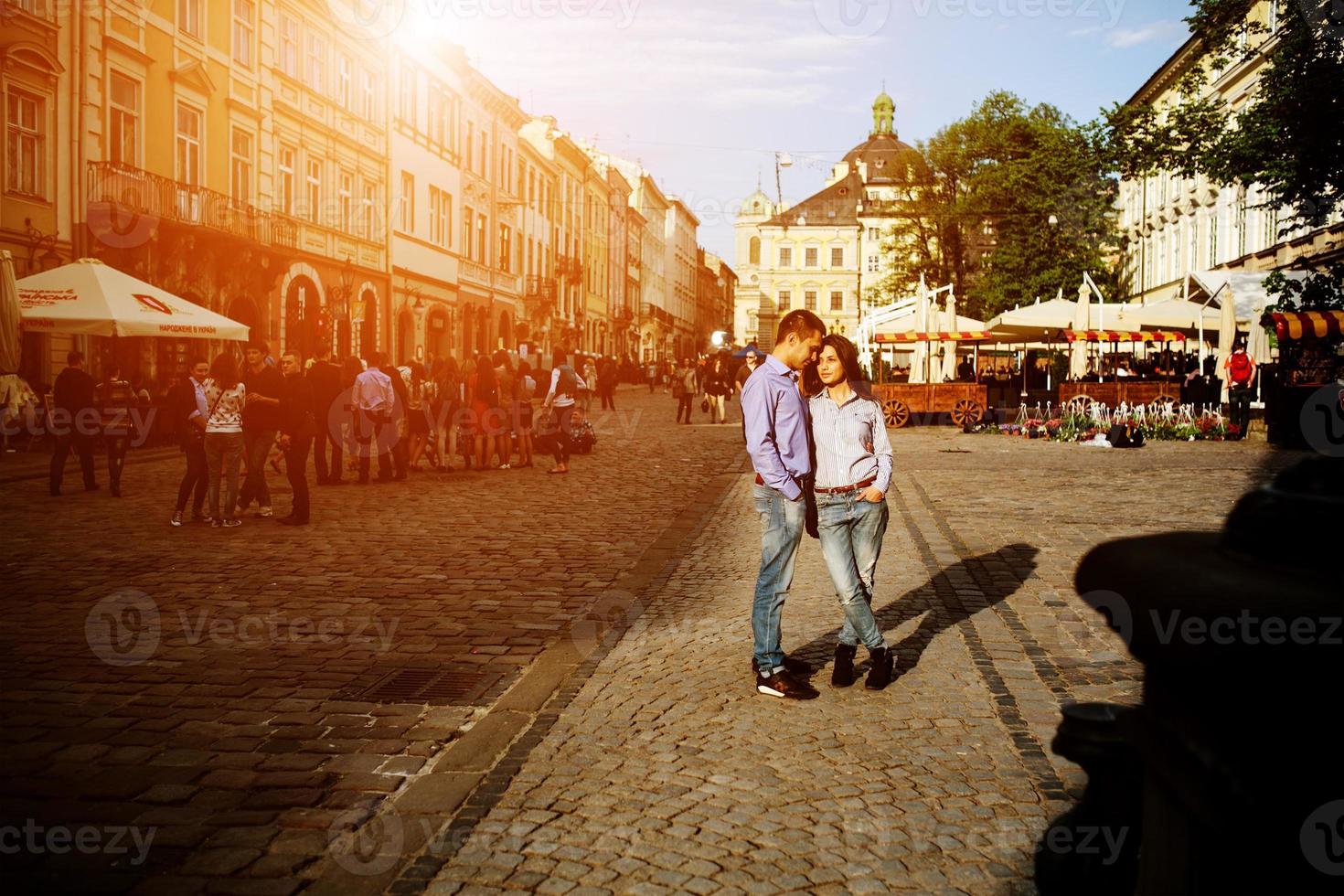 casal se diverte na cidade foto