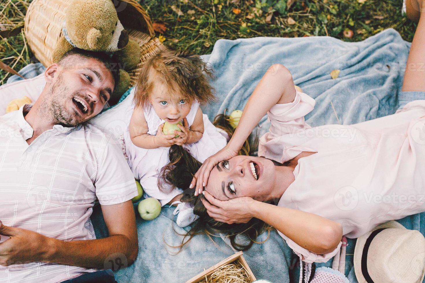 pai, mãe e filha no parque foto