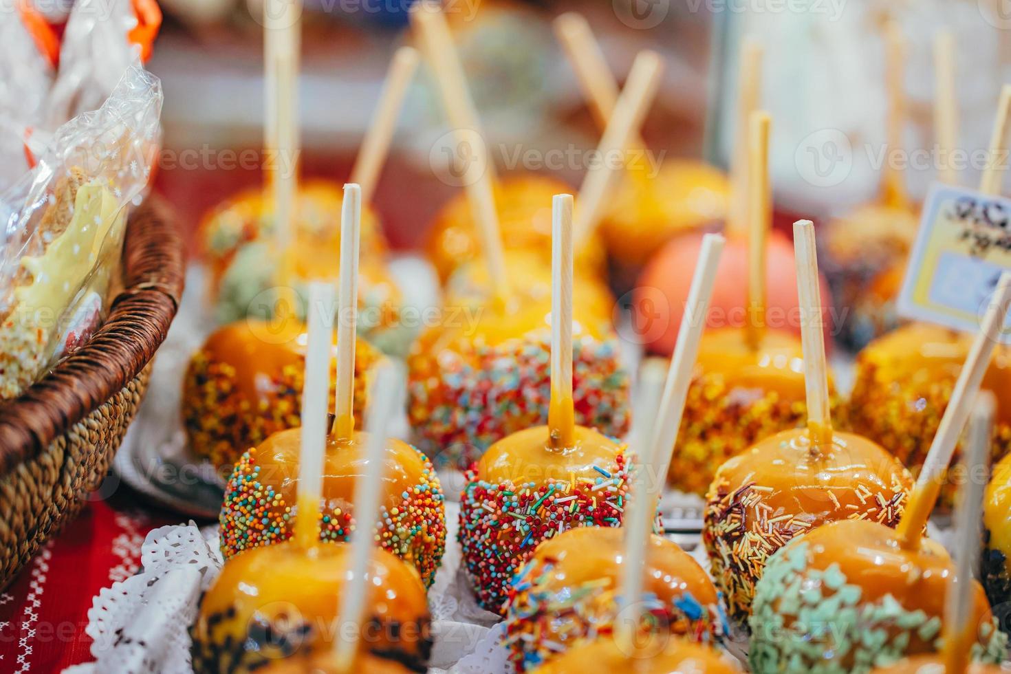 maçãs em caramelo e granulado. comida de rua. foto