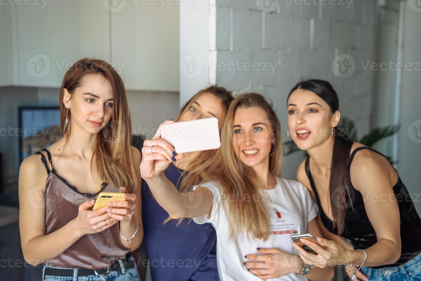 meninas tiram selfie no telefone foto