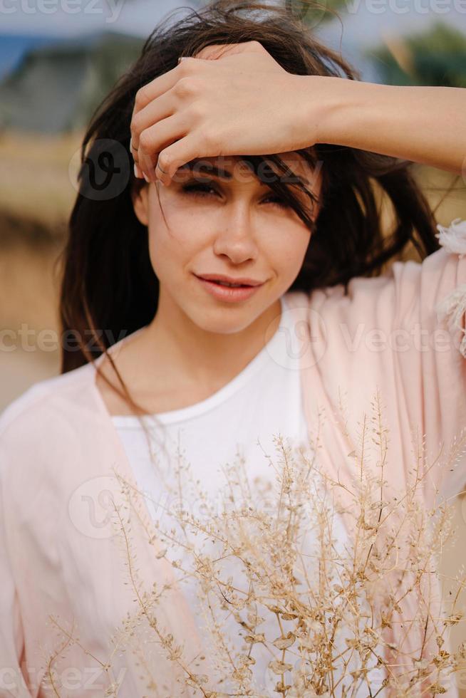 menina bonita posando na câmera e aproveitando o dia de verão. foto