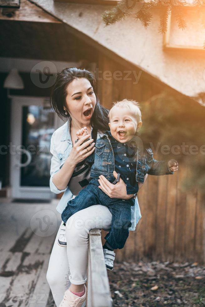 jovem mãe com seu filho foto