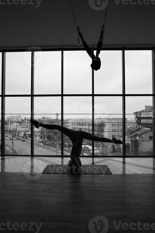 mulher fazendo yoga foto