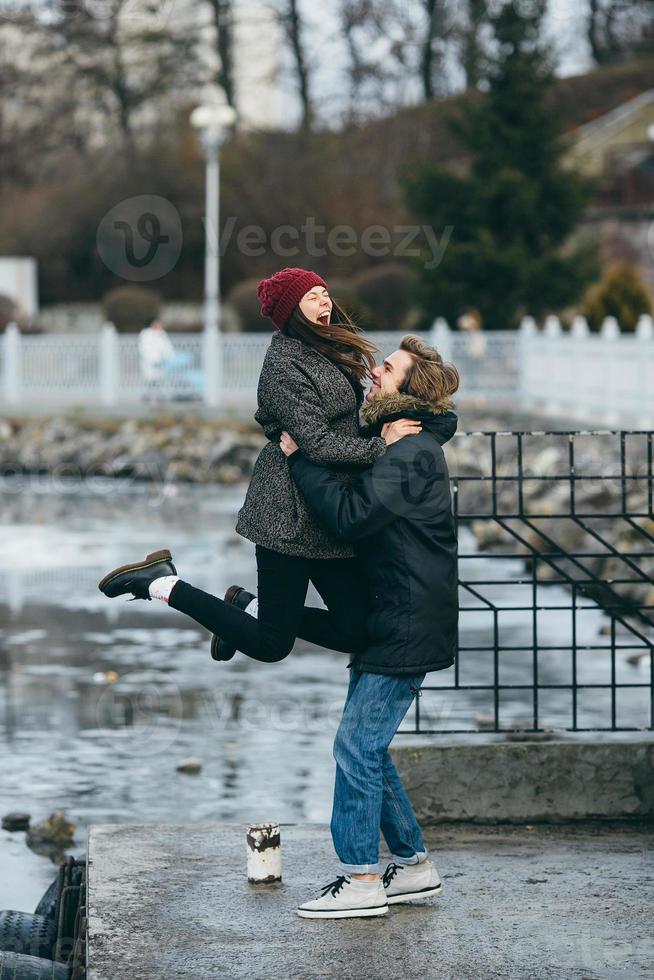 lindo casal se divertindo no cais foto