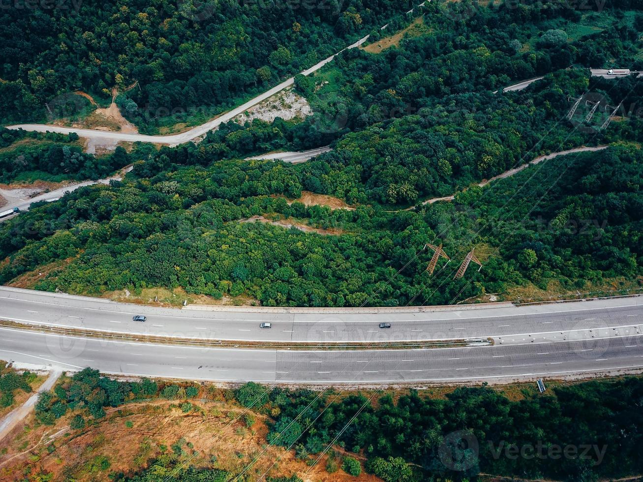 vista aérea da estrada nas montanhas foto