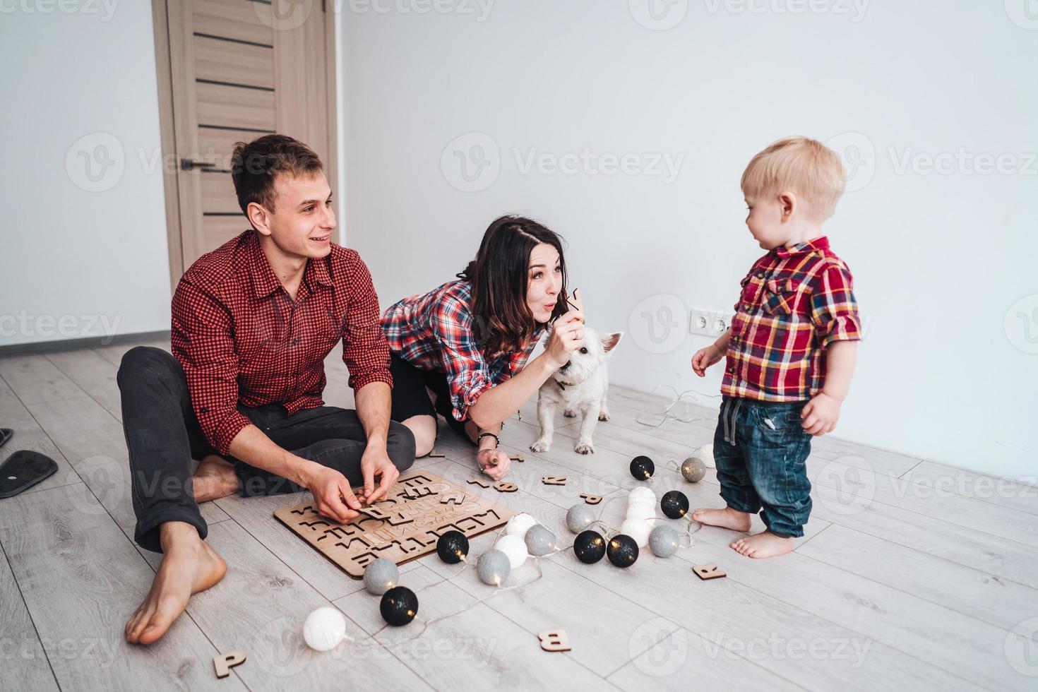 família feliz está jogando juntos no chão foto