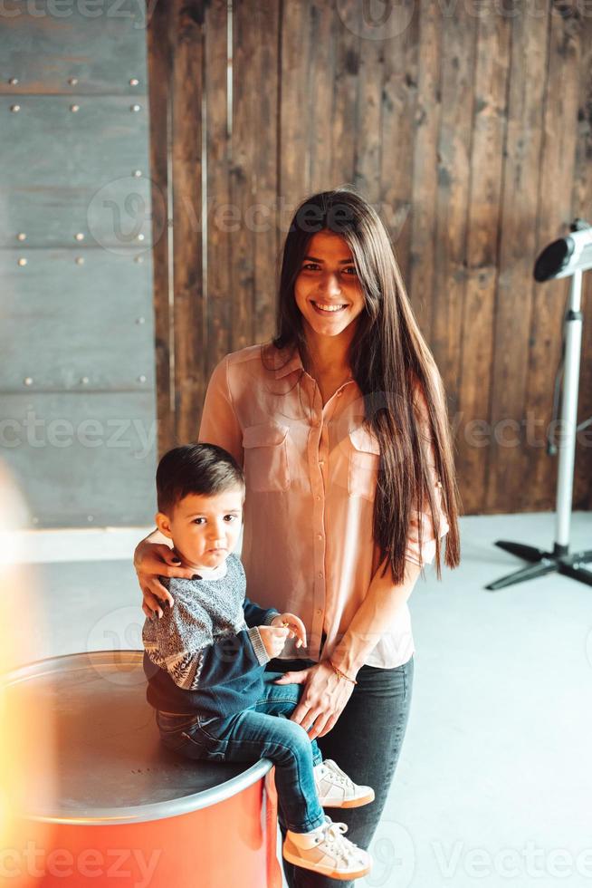 mãe e filho posando para aprimorar foto