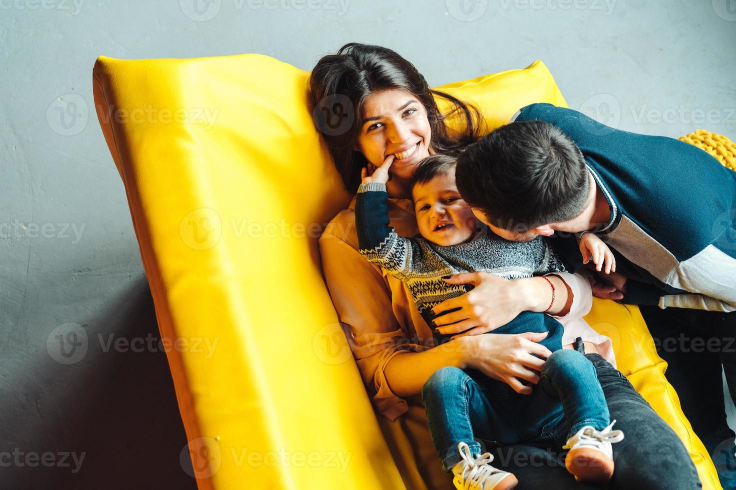 jovem família se divertindo foto