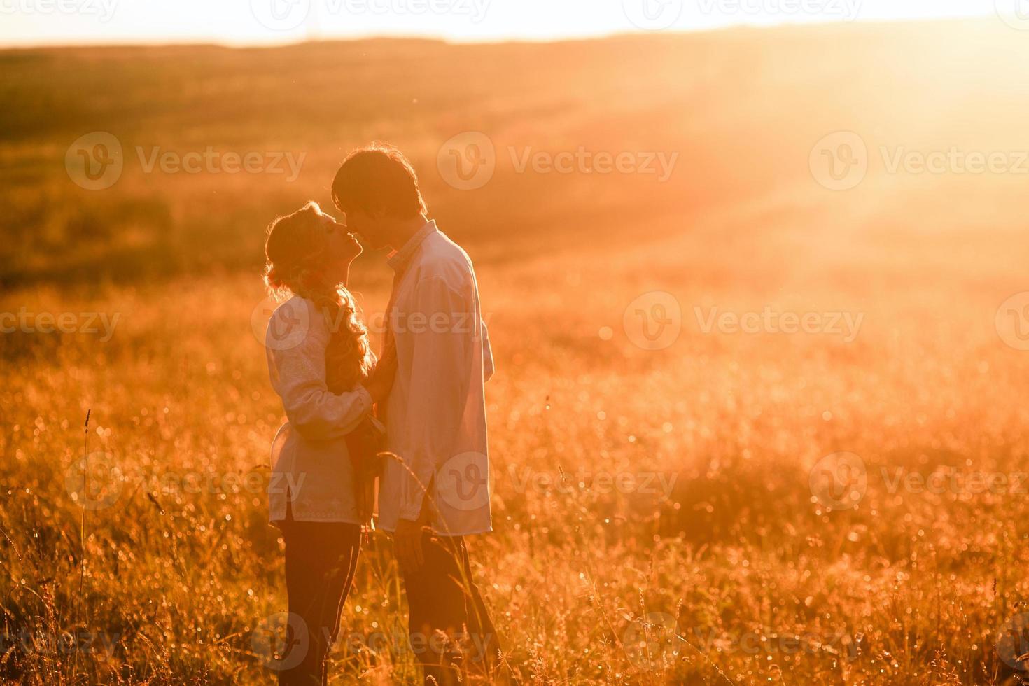 casal correndo para o pôr do sol foto