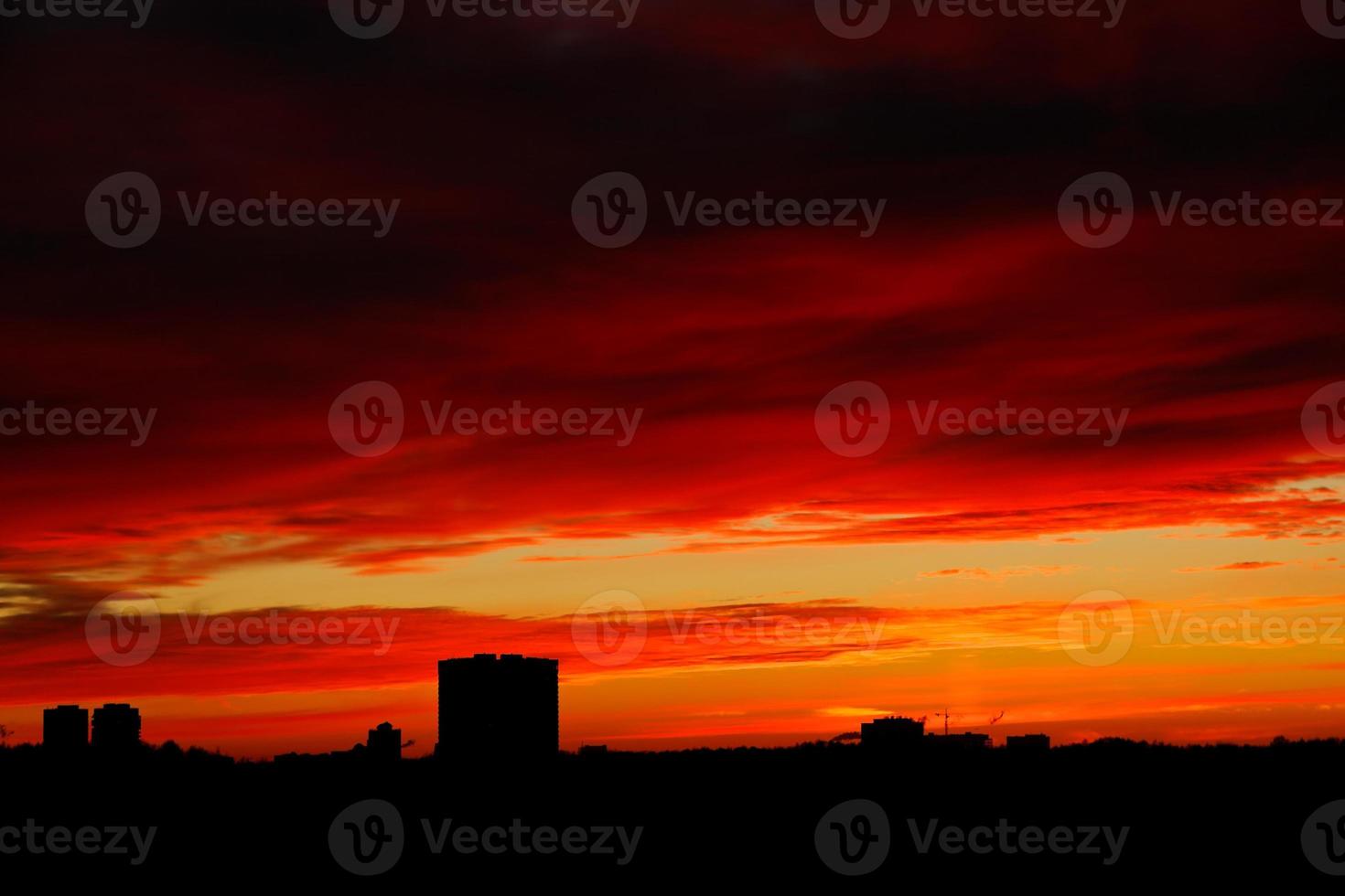 dramático céu vermelho escuro do nascer do sol foto