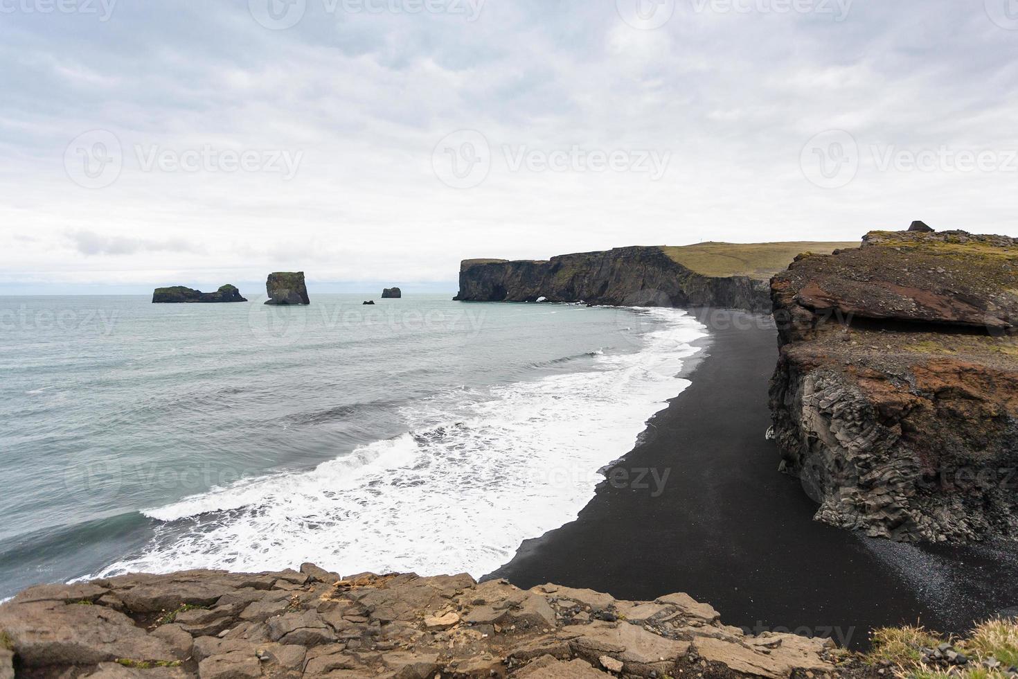 vista da praia de kirkjufjara na islândia foto