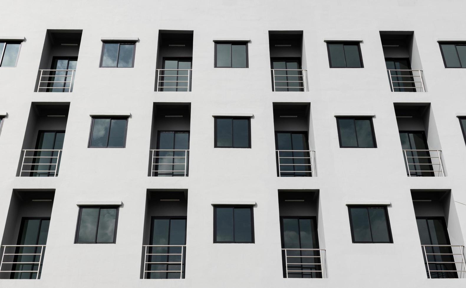 fileiras de janelas no prédio de apartamentos moderno foto