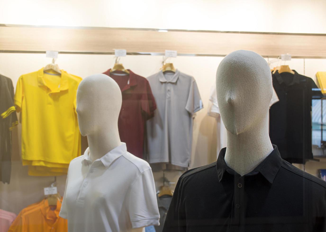 dois manequim com camisa em loja de roupas foto