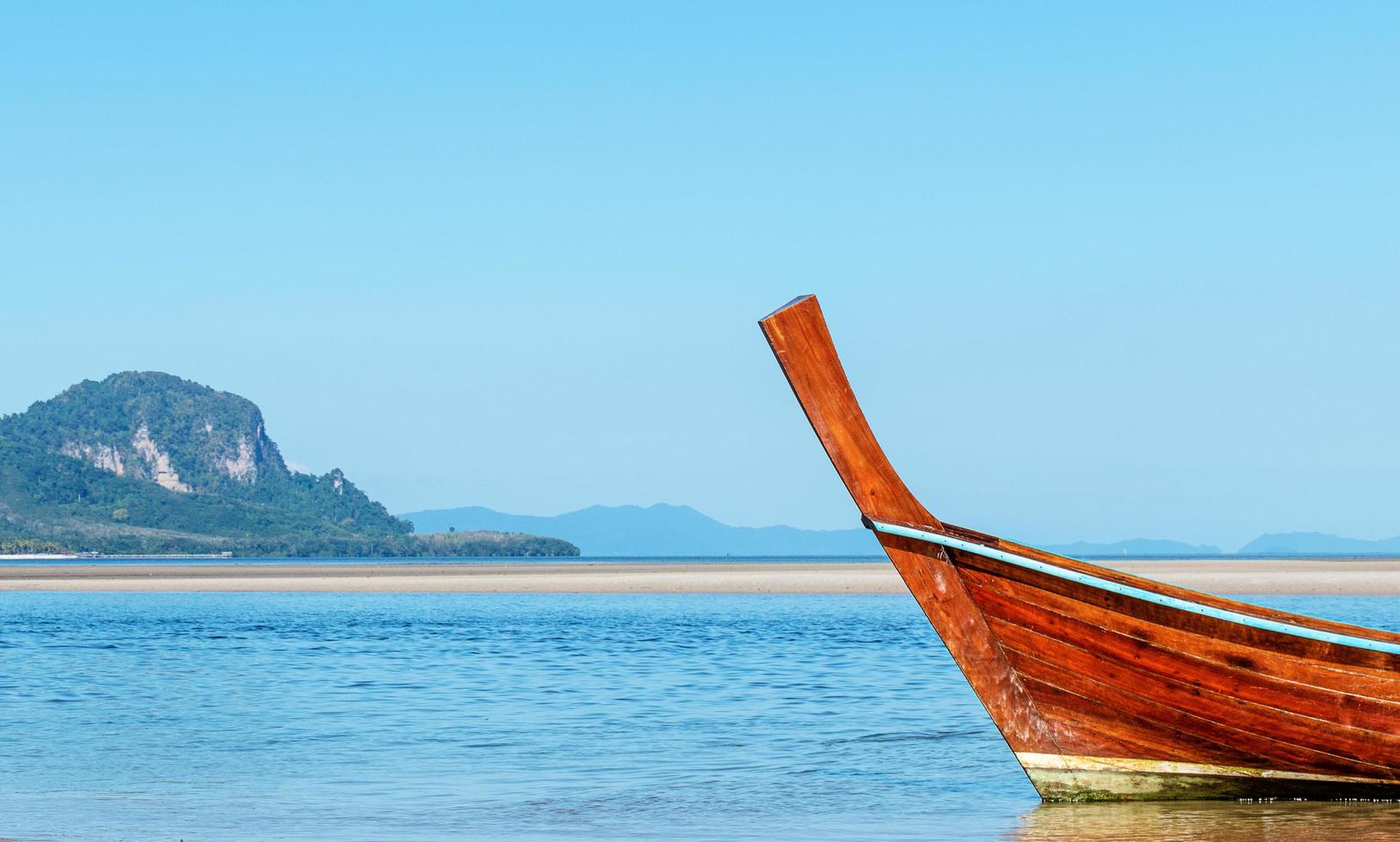 fechar a proa de um barco de pesca no mar foto