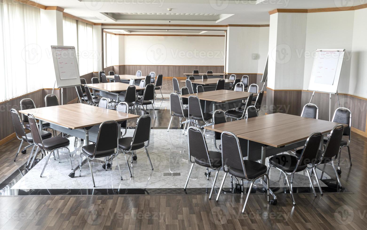 grupo de oficina de mesa na sala de seminários. foto