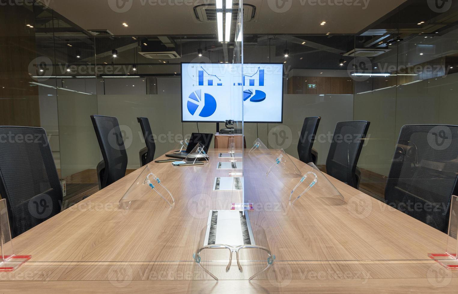 escudo facial e centro de folha acrílica na mesa evitam covid-19 na sala de reuniões foto