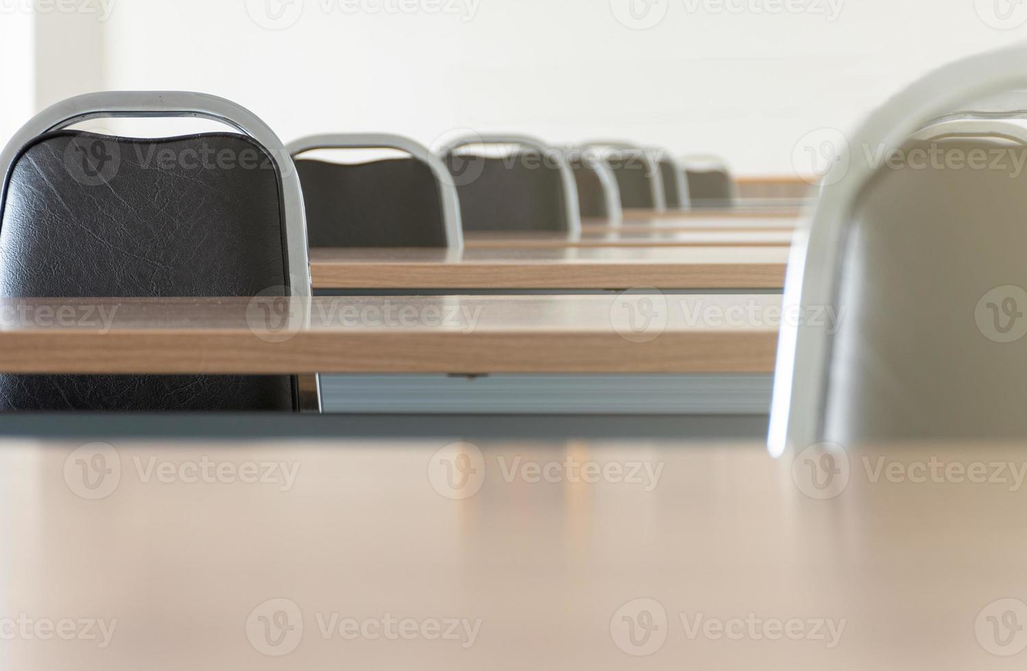 fechar a mesa com cadeira na sala de seminários foto