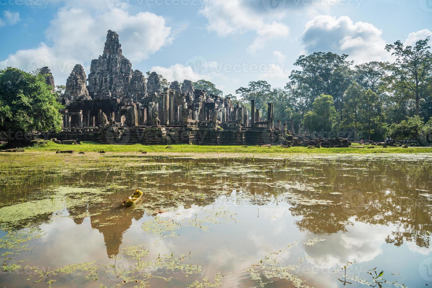 o reflexo espetacular de bayon um templo de montanha construído para representar o monte meru, o centro do universo na cosmologia hindu e budista, siem reap do camboja. foto