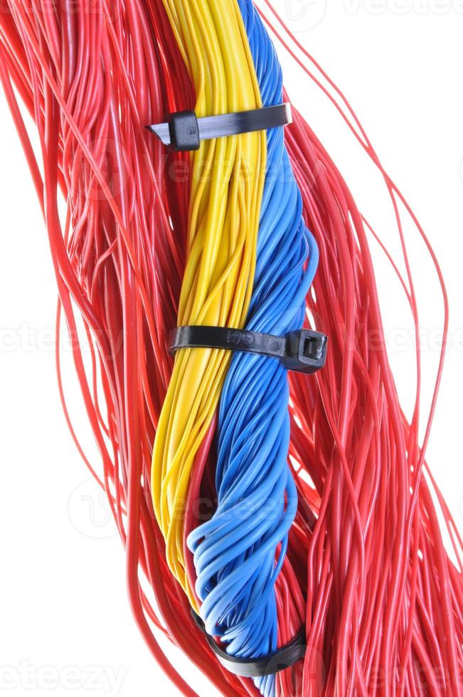 cabos elétricos coloridos com abraçadeiras foto