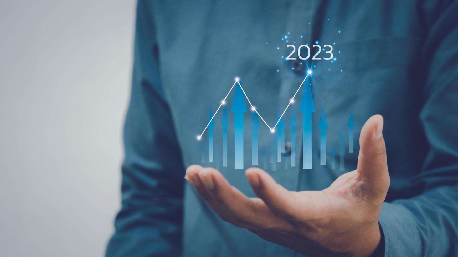 empresário aumentar gráfico de seta crescimento futuro corporativo novos planos de metas e visões para o próximo ano 2023.investimento de desenvolvimento econômico de finanças de negócios. foto