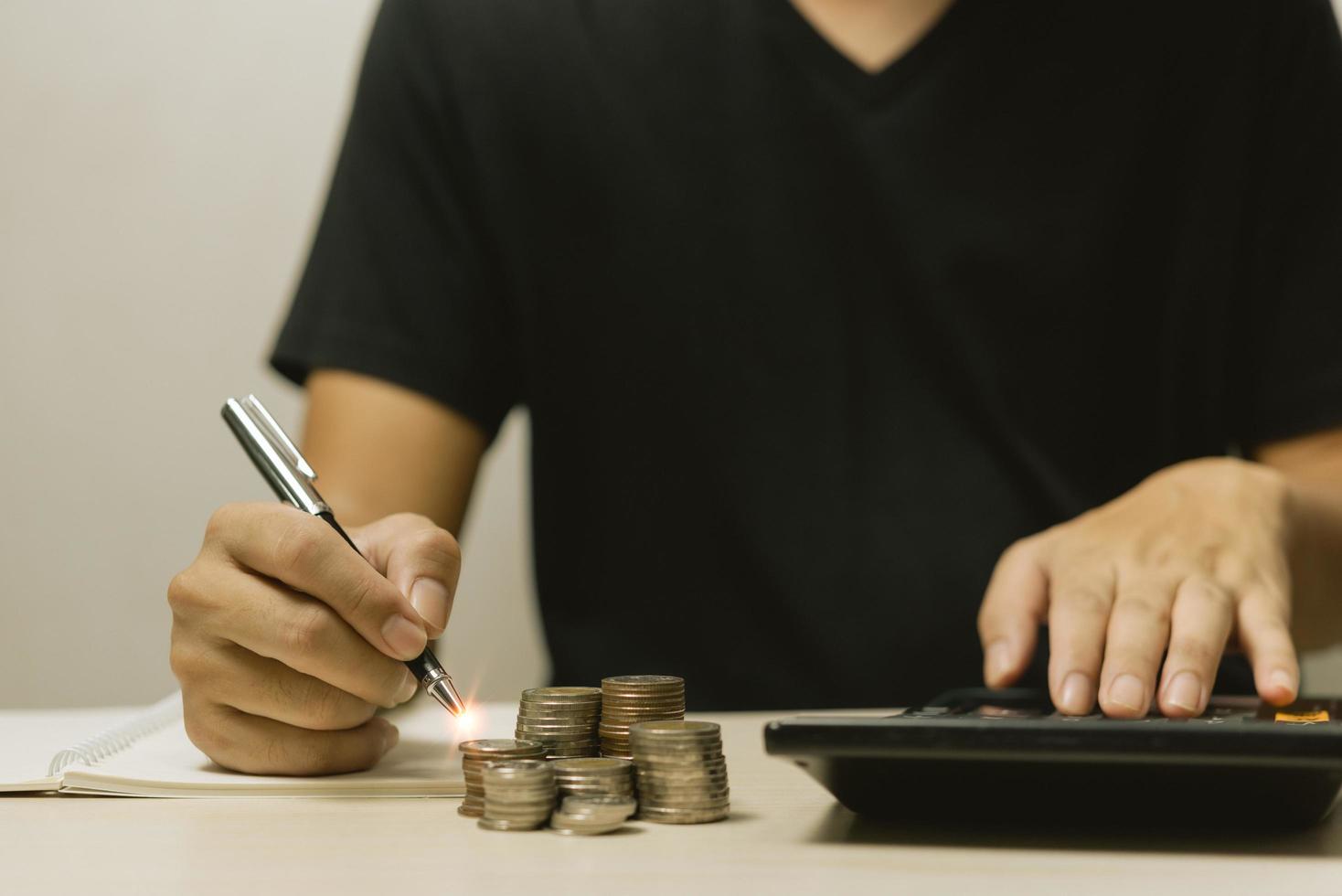 empresário colocar dinheiro de pilha de moedas e muitas notas de banco no escritório. Finanças de contabilidade de investimento de negócios economizar dinheiro para o futuro e a aposentadoria. foto