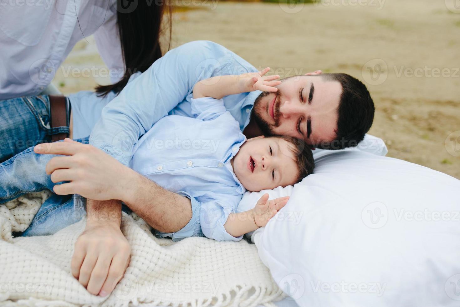 família jovem feliz relaxando juntos no lago foto