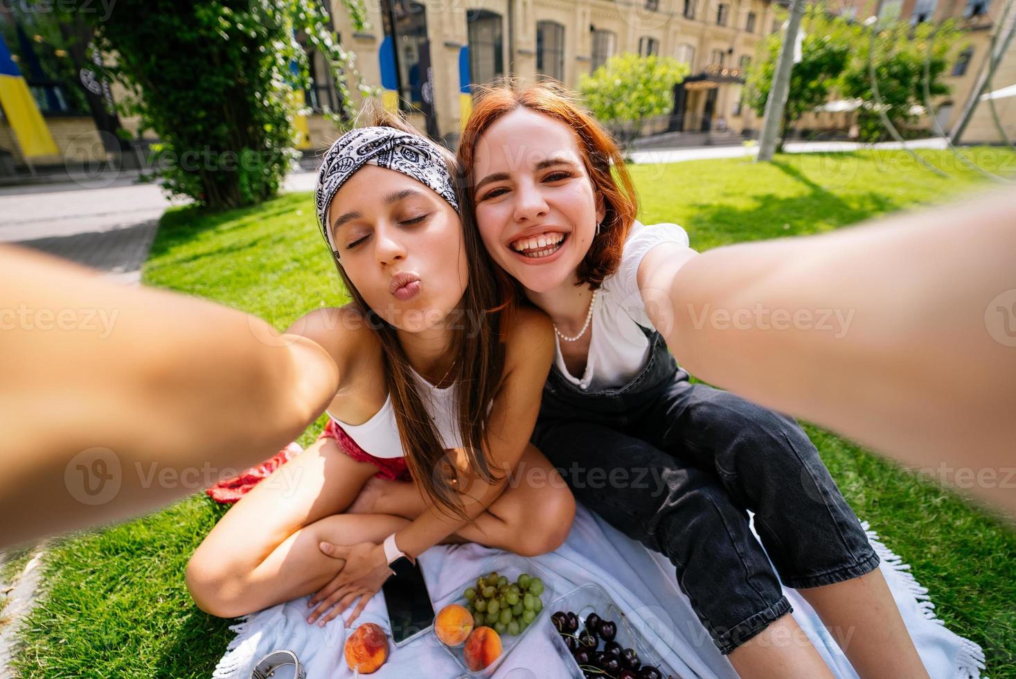 mulheres bonitas tira uma foto com uma vista maravilhosa do parque