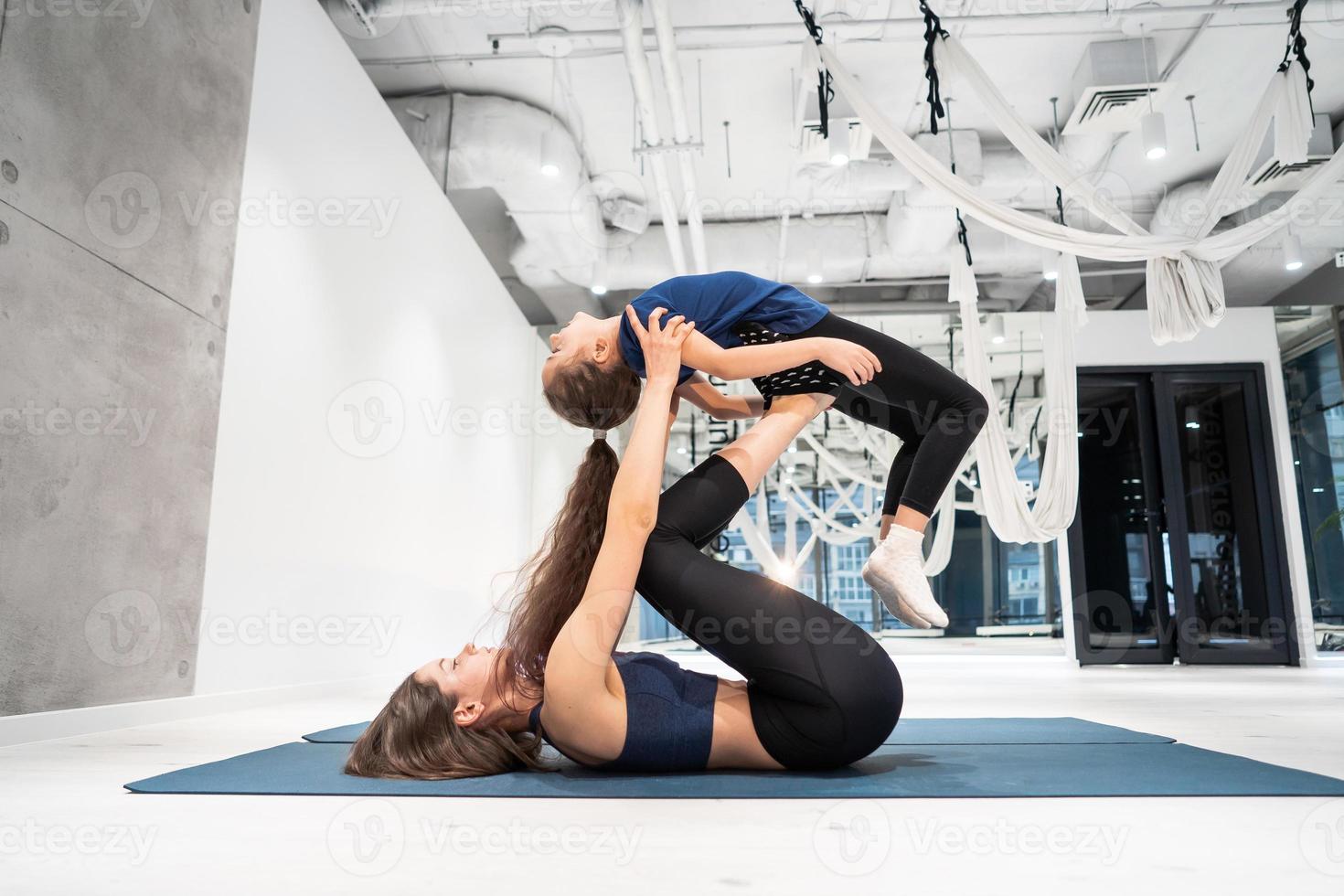 jovem mãe adulta fazendo fitness com sua filha foto