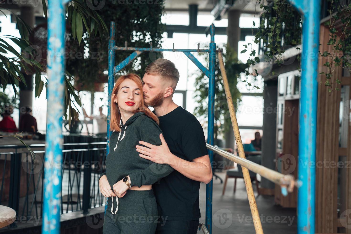 casal feliz posando para a câmera. visão próxima foto