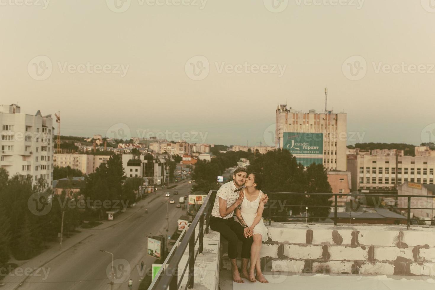 lindo casal na cidade foto