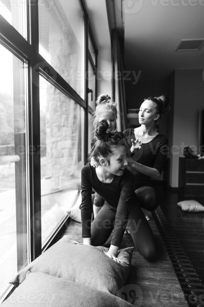 mãe e duas filhas juntas na janela foto