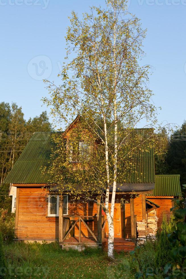 casa de madeira rural no início da manhã foto