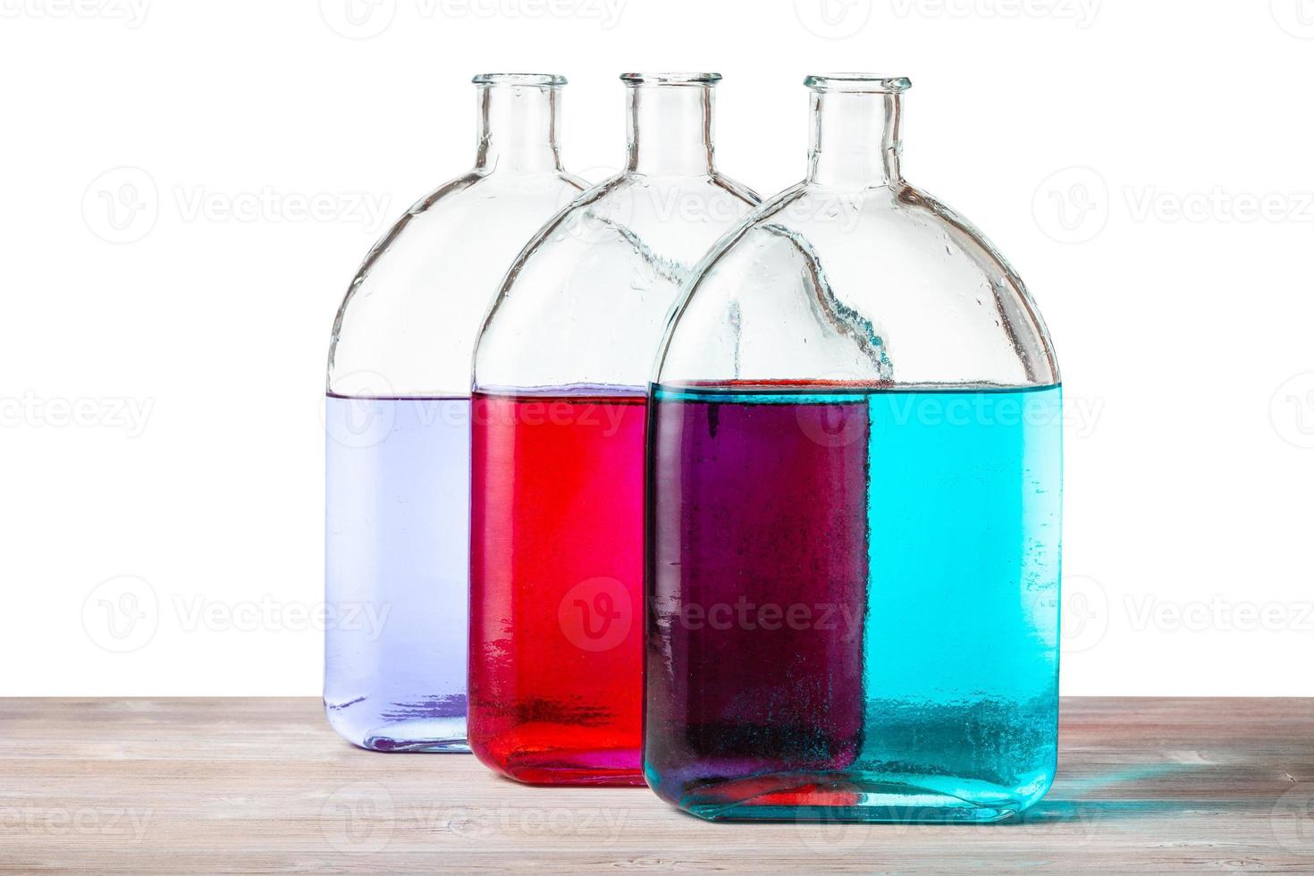 frascos com soluções de tinta colorida na placa de madeira foto