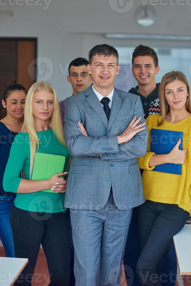 retrato de grupo de professor com alunos foto