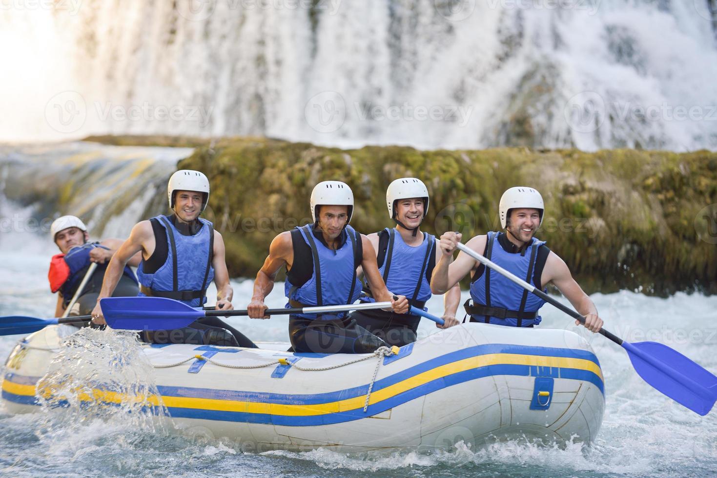 equipe profissional de rafting foto