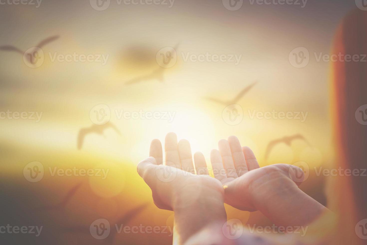 mulheres e mão segurando e céu durante o nascer do sol .freedom concept foto