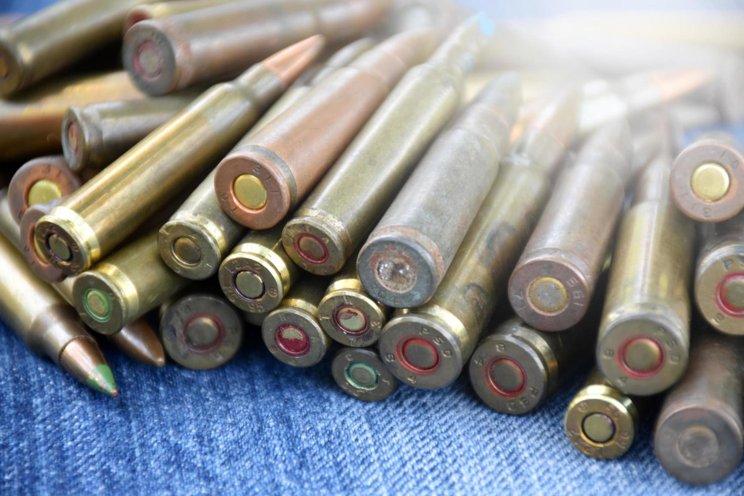 closeup vista das balas velhas no chão jeans, foco suave e seletivo em balas, conceito para coletar balas velhas em tempos livres. foto
