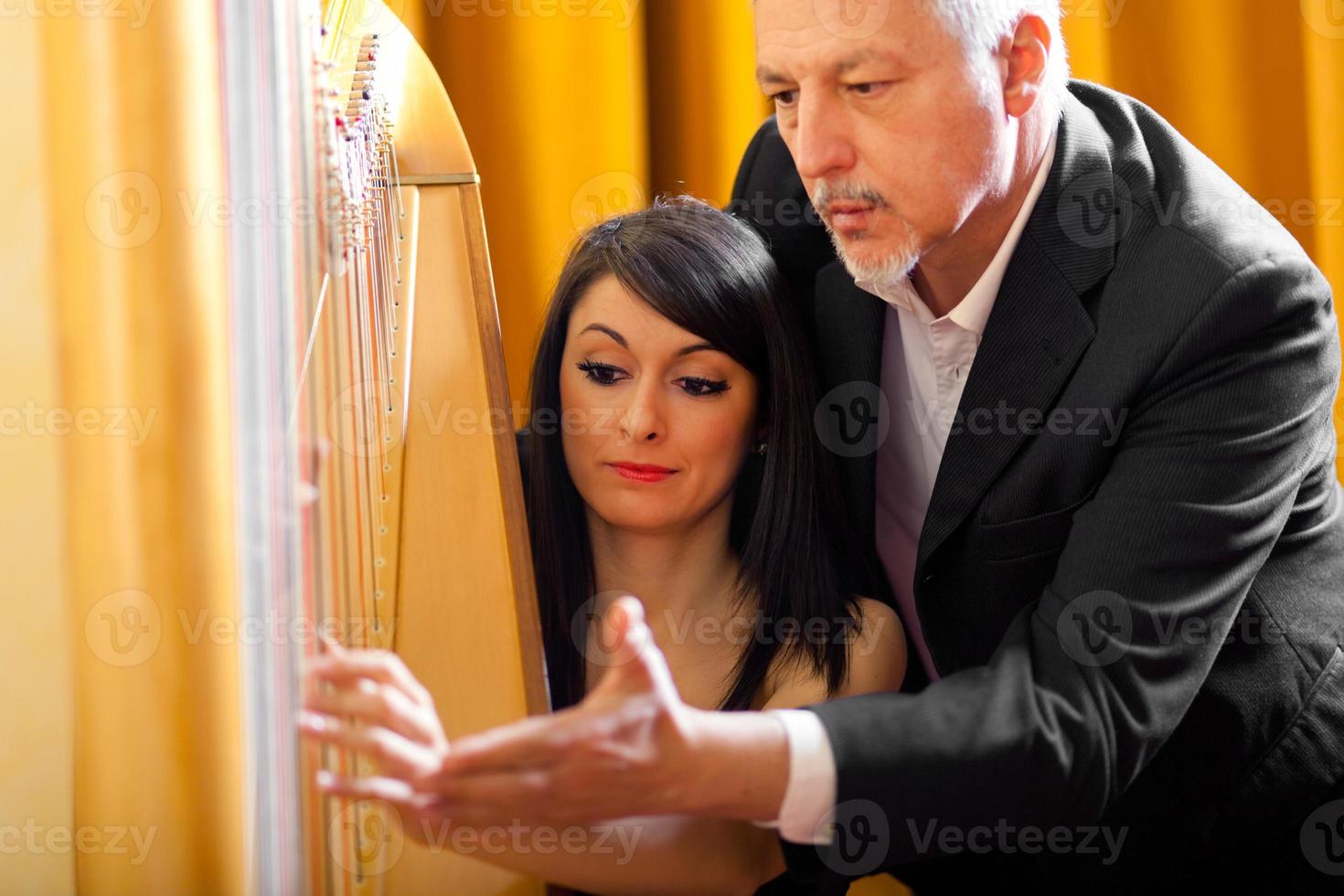 mulher aprendendo a tocar harpa foto