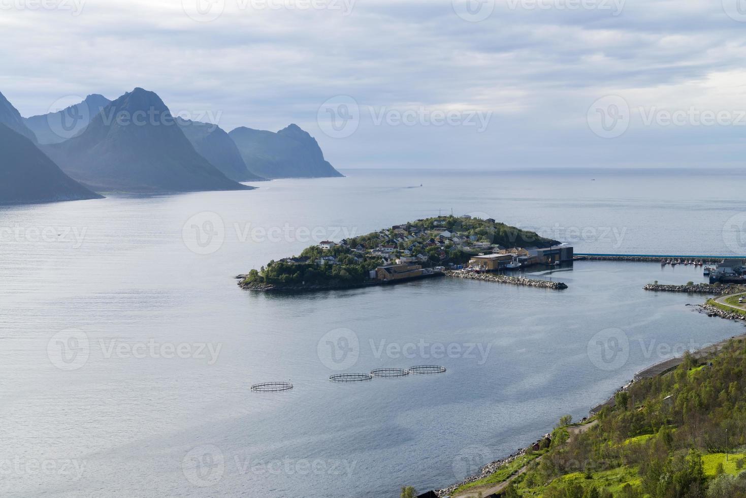 husoy, vila fisheman no norte da noruega foto