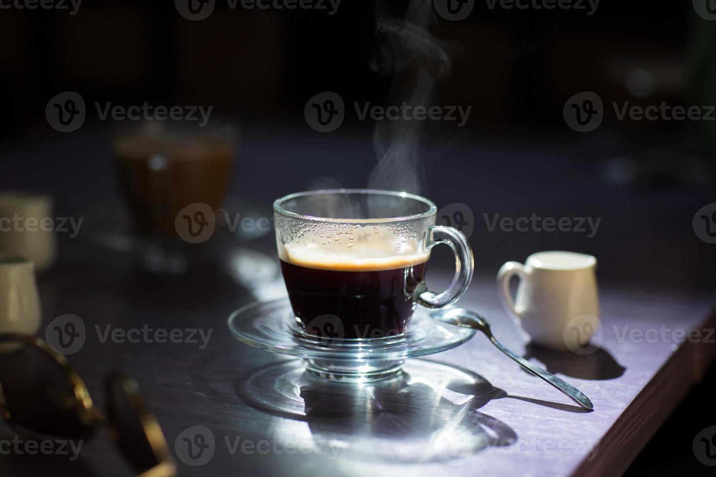 xícara de café quente em cima da mesa foto