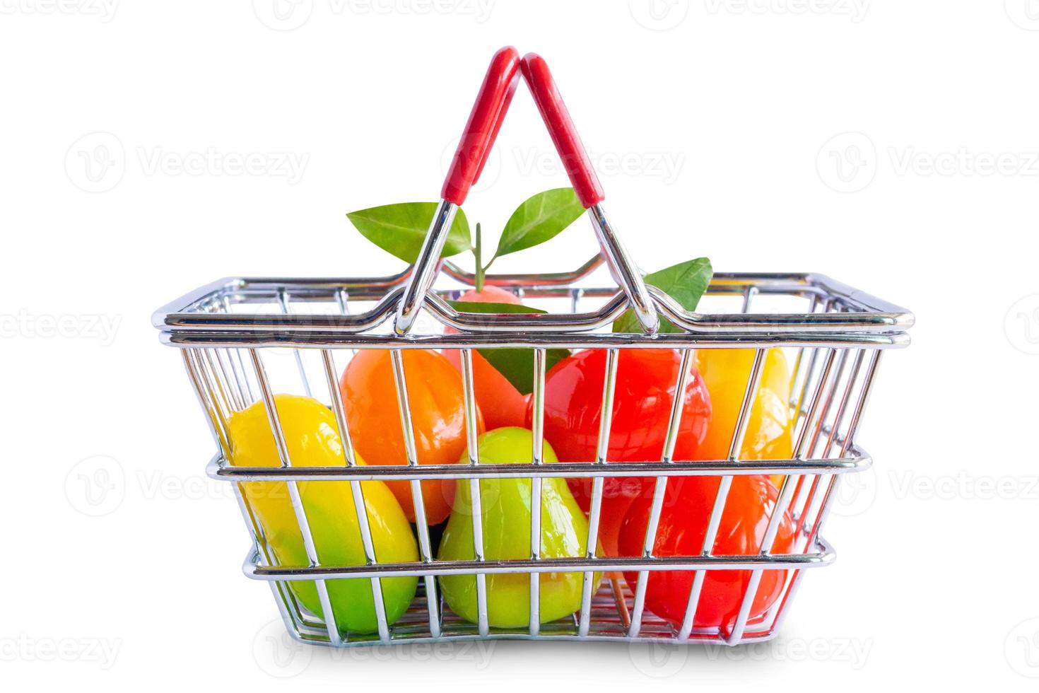 cesta de compras com frutas isoladas no fundo branco foto