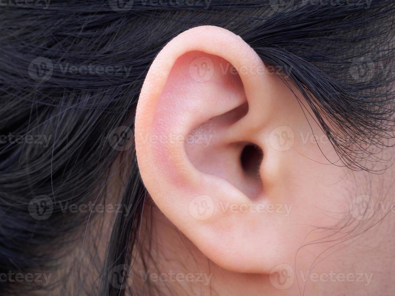 closeup de orelha humana feminina foto