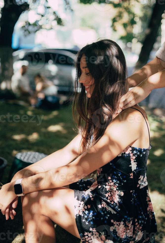 mulher recebendo massagem relaxante ao ar livre. garota aproveitando o dia de verão. foto