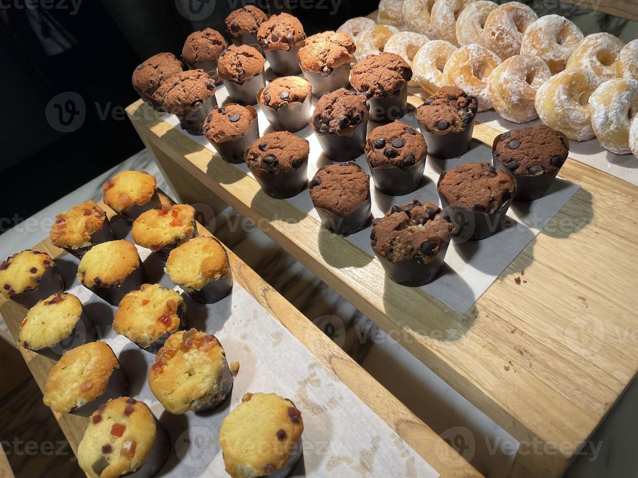 linhas de deliciosos muffins de chocolate e baunilha muffins de chocolate caseiros recém-assados foto